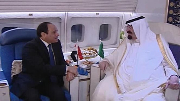 العاهل السعودي يلتقي السيسي على متن طائرة في مطار القاهرة
